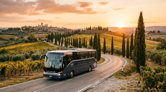 Pullman turistico che percorre una strada collinare toscana tra cipressi e vigneti al tramonto